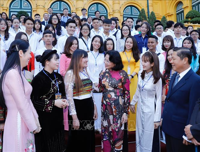 Phó Chủ tịch nước Đặng Thị Ngọc Thịnh với các đại biểu học sinh, sinh viên tiêu biểu. 