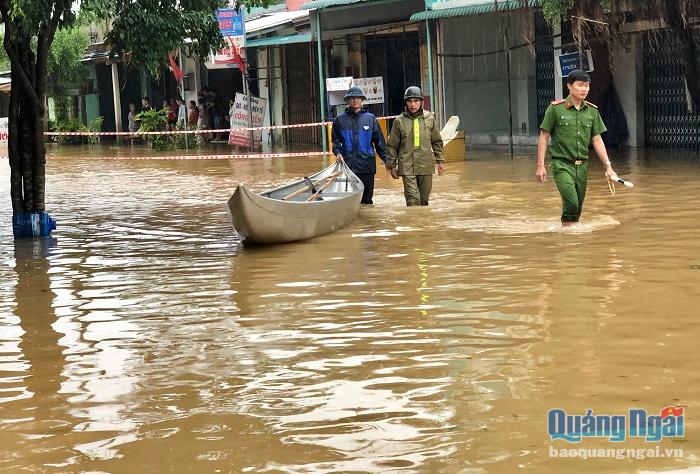 Lực lượng chức năng thường xuyên chốt chặn ở những khu vực ngập sâu nguy hiểm và điều động ghe để hỗ trợ giúp người dân