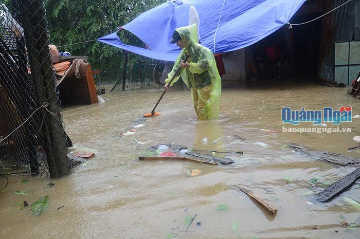 Đang làm việc ở KCN Visip nhưng do nhà bị ngập nên chị Nguyễn Thị Thùy Vi ở xã Bình Dương, huyện Bình Sơn ở nhà dọn dẹp nhà cửa vì nước ngập.