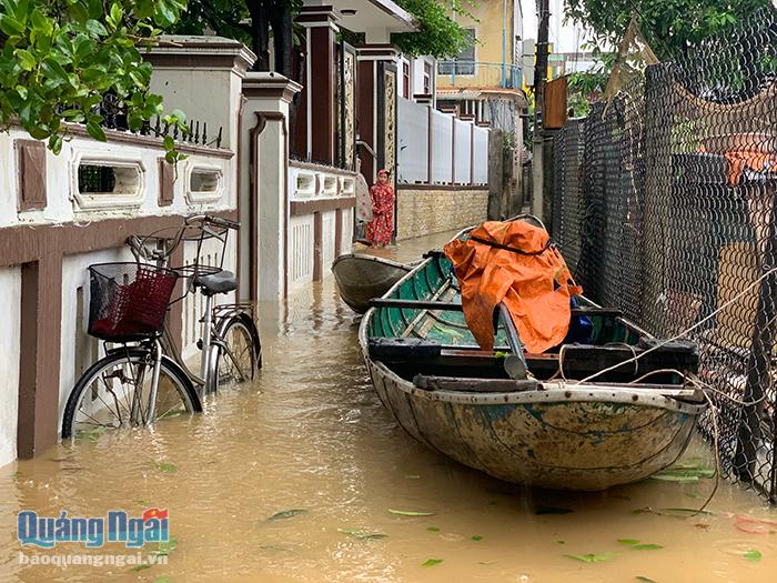 Nhiều hộ dân ở huyện Bình Sơn còn chuẩn bị ghe thuyền để di chuyển vì nước ngập.