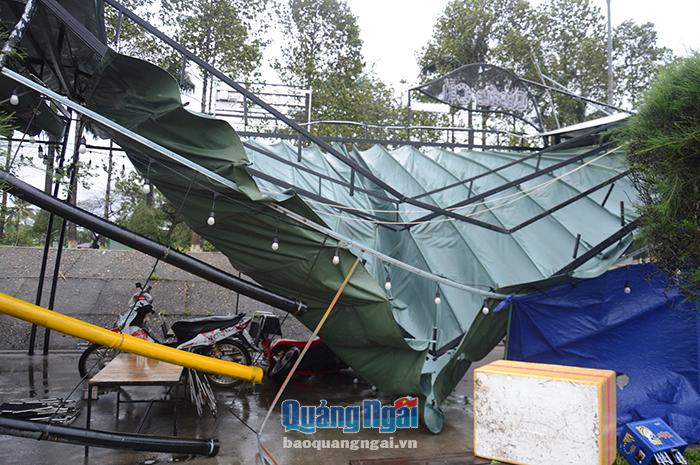 Nhiều hàng quán ở bờ kè sông Trà Khúc bị sập đổ do mưa bão.