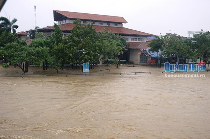 Mực nước sông Trà Bồng dâng cao khiến nhiều nhà dân sống dọc hai bên sông bị ngập nặng.