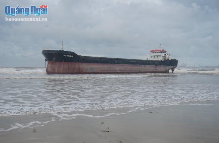 Tàu bị mắc cạn tại biển Khe Hai, xã Bình Thạnh (Bình Sơn).