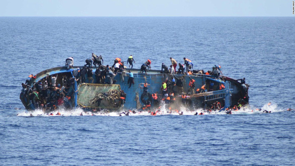Một chiếc thuyền nhồi nhét người tị nạn bị lật trên biển được lực lượng chức năng Ý cứu hộ - Ảnh tư liệu năm 2016 - CNN