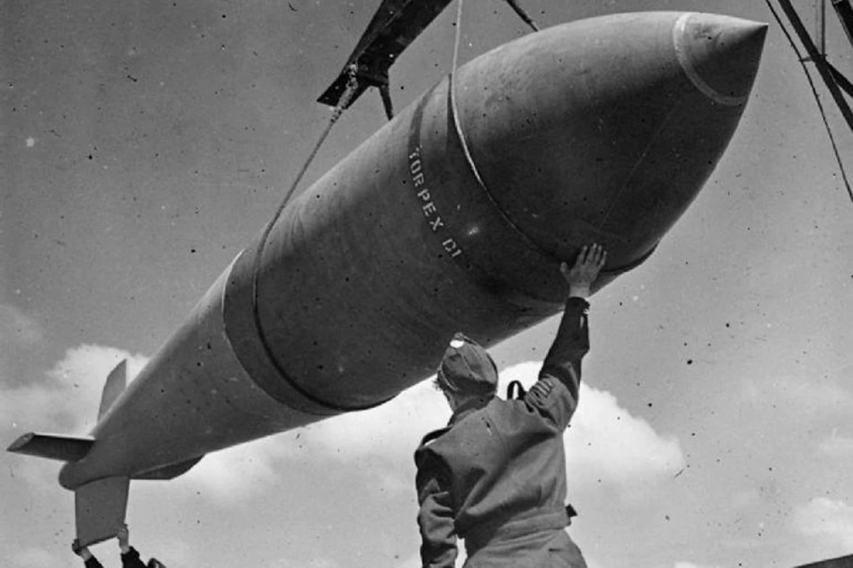 Quả bom Tallboy trong quá trình đưa vào máy bay ném bom Avro Lancaster. Ảnh: Không quân Hoàng gia Anh 
