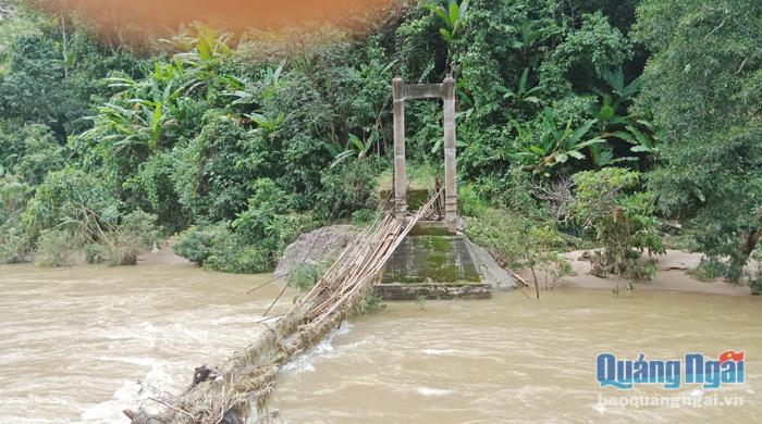 Cầu treo Nước Mù (xã Sơn Bua, Sơn Tây) bị nước lũ làm hư hỏng, gây cô lập hoàn toàn 20 hộ dân.    Ảnh: L.Đức