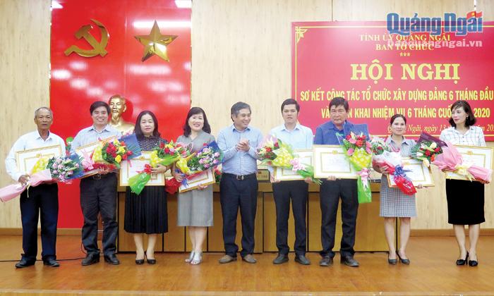 Ban Tổ chức Tỉnh ủy tặng Bằng khen cho các đảng viên đạt danh hiệu 