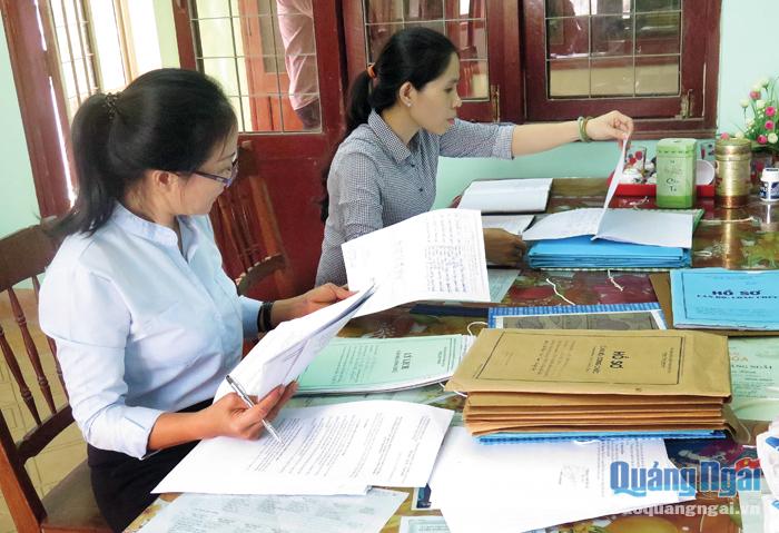 Cán bộ Ban Tổ chức Tỉnh ủy kiểm tra hồ sơ đảng viên tại huyện Nghĩa Hành. 