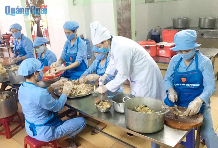  Nhân viên y tế kiểm tra an toàn vệ sinh thực phẩm ở bếp ăn trường học.
