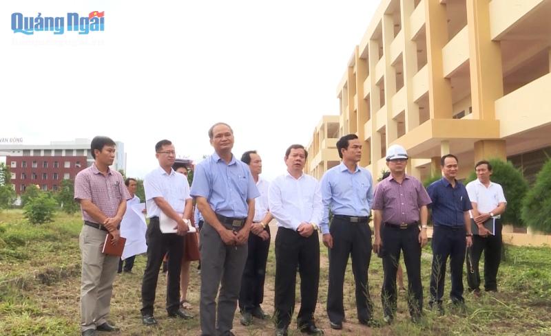 Chủ tịch UBND tỉnh Đặng Văn Minh kiểm tra thực tế tại Trường ĐH Phạm Văn Đồng.