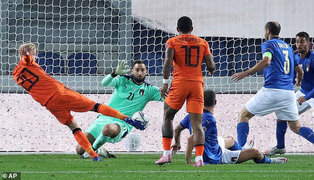 Van De Beek ghi bàn cân bằng tỷ số cho Hà Lan
