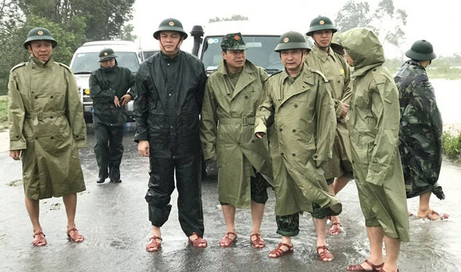 Thiếu tướng Nguyễn Văn Man, Phó Tư lệnh Quân khu 4 (thứ hai từ phải qua, hàng đầu), thị sát tình hình mưa lũ và chỉ đạo công tác cứu hộ, giúp đỡ người dân tại huyện Phong Điền, Thừa Thiên -Huế vào ngày 11-10. Ảnh: Quân khu 4