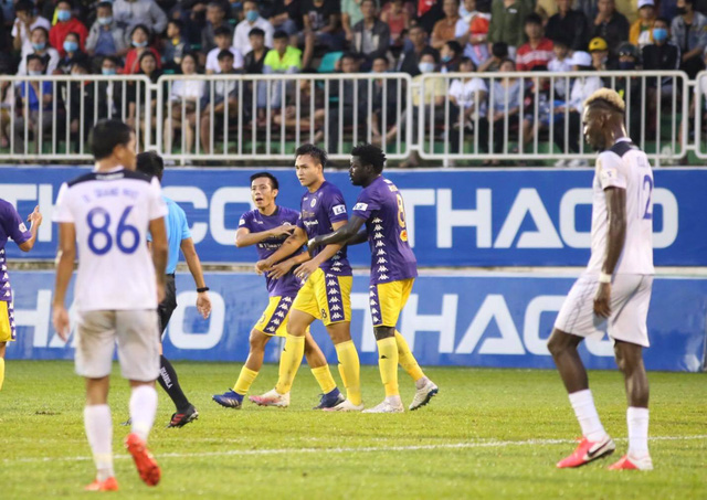 Các cầu thủ Hà Nội ăn mừng bàn thắng vào lưới HAGL - Ảnh: ĐỨC KHUÊ