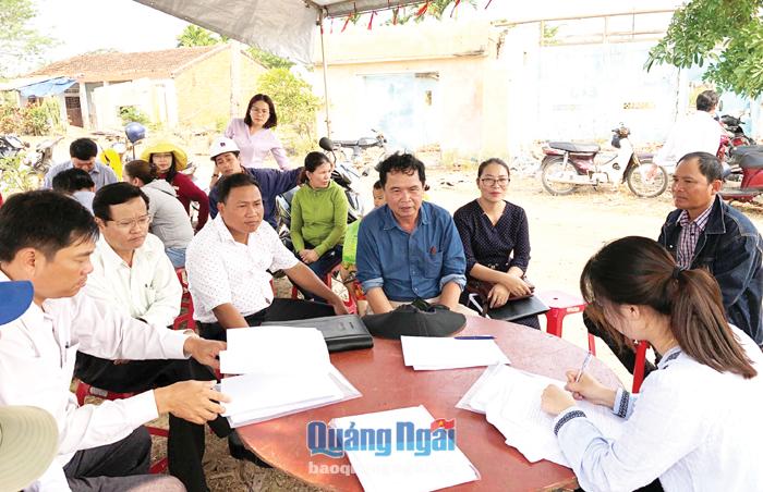 Các ban, ngành của tỉnh và huyện Bình Sơn phối hợp tuyên truyền cho người dân ở xã Bình Trị (Bình Sơn) để thực hiện giải phóng mặt bằng.   Ảnh: THANH THUẬN 