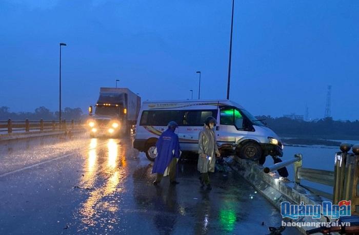 Vụ tai nạn xảy ra vào thời gian rạng sáng, mặt đường trơn ướt vì có mưa