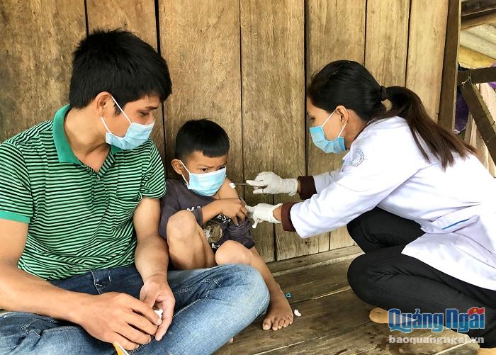 Tiến hành tiêm vét vắc xin phòng bệnh bạch hầu trong cộng đồng tại xã Ba Khâm