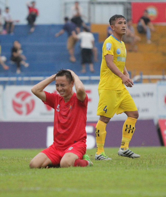 Sanna Khánh Hòa BVN (áo vàng) giành chiến thắng 1-0 trên sân nhà của CLB Bình Phước (áo đỏ) ở vòng 3 giai đoạn 2 Giải Hạng nhất quốc gia 2020.