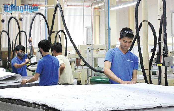 Sản xuất mui nệm xuất khẩu đi Mỹ tại Công ty TNHH Millennium (KCN VSIP Quảng Ngãi).  ẢNH: THANH NHỊ