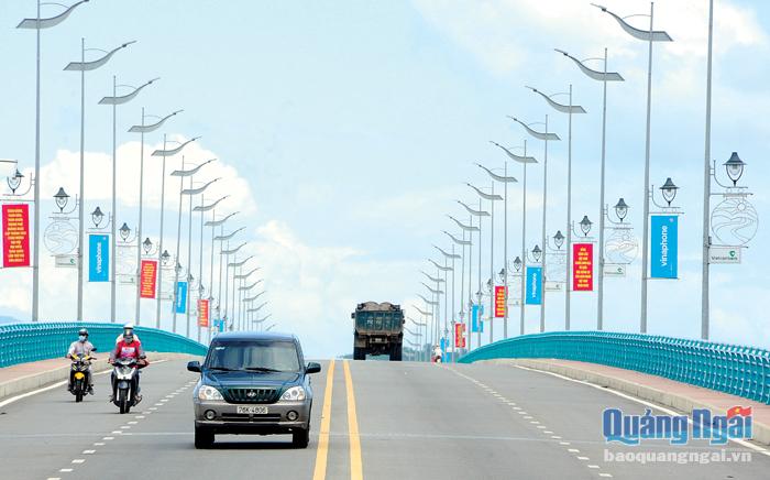 Cầu Thạch Bích (TP.Quảng Ngãi) là một trong những công trình giao thông quan trọng, tạo sự đột phá về phát triển hạ tầng của tỉnh trong nhiệm kỳ 2015 - 2020.         ẢNH: L.đỨC
