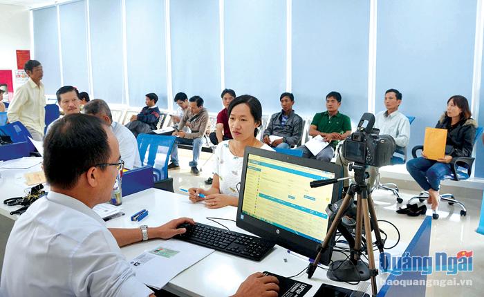 Trung tâm Phục vụ hành chính công tỉnh đóng góp tích cực trong công tác cải cách TTHC ở Quảng Ngãi trong thời gian qua.  ẢNH: BẢO LỘC