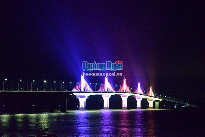 Chiếc cầu dây văng đầu tiên ở Quảng Ngãi là điểm nhấn rực rỡ nơi hạ nguồn sông Trà vào mỗi đêm