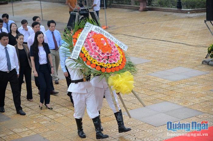 Vòng hoa mang dòng chữ “Tỉnh ủy, HĐND, UBND, Ủy ban MTTQ Quảng Ngãi đời đời nhớ ơn các liệt sĩ” được trang trọng đặt trước đài tưởng niệm