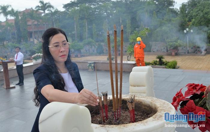Bí thư Tỉnh ủy, Chủ tịch HĐND tỉnh Bùi Thị Quỳnh Vân kính cẩn dâng hương trước đài tưởng niệm