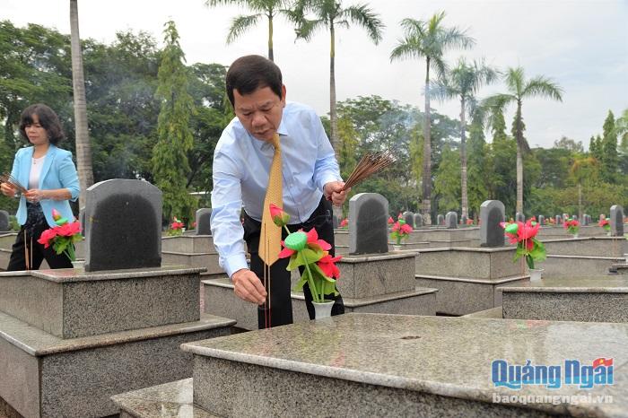 Phó Bí thư Tỉnh ủy, Chủ tịch UBND tỉnh Đặng Văn Minh thắp hương trên từng mộ phần liệt sĩ