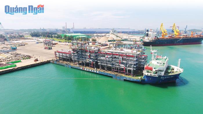 Nhờ lợi thế cảng biển nước sâu Dung Quất, KKT Dung Quất thu hút được nhiều nhà đầu tư lớn và đang trở thành hạt nhân tăng trưởng trong Vùng kinh tế trọng điểm miền Trung.  Trong ảnh: Doosan Vina xuất khẩu sản phẩm cơ khí ra nước ngoài. 