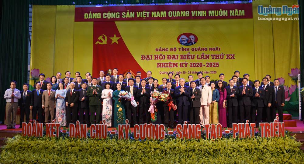 Các đồng chí lãnh đạo Đảng, Nhà nước chụp hình với BCH Đảng bộ tỉnh khóa XX, nhiệm kỳ 2020-2025