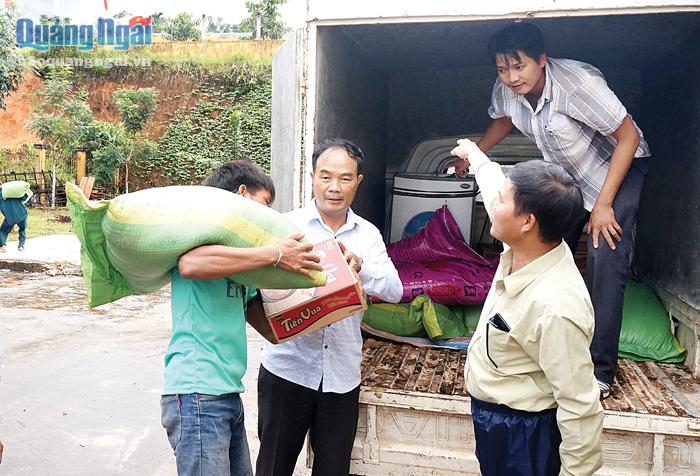 Hỗ trợ gạo cho người dân vùng sạt lở núi ở xã Sơn Long (Sơn Tây).            Ảnh: T.Nhị