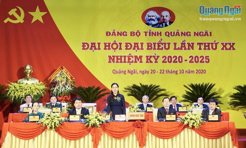 Ủy viên Dự khuyết Trung ương Đảng, Bí thư Tỉnh ủy, Chủ tịch HĐND tỉnh Bùi Thị Quỳnh Vân trao đổi với các đại biểu tại Đại hội