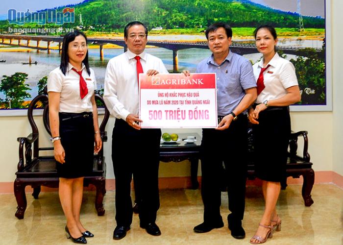 Đại diện ngân hàng Agribank Quảng Ngãi thông qua Ủy ban MTTQVN tỉnh trao tặng số tiền 500 triệu đồng cho đồng bào vùng lũ. Ảnh: Ngọc Viên
