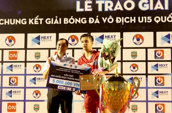 Nguyễn Anh Tuấn (PVF) giành cả hai danh hiệu cá nhân cao quý - Ảnh: N.K.