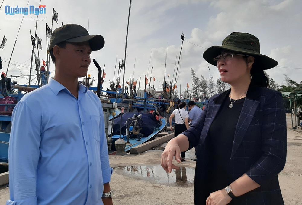 Bí thư Tỉnh ủy Bùi Thị Quỳnh Vân kiểm tra công tác neo trú tàu thuyền tại Vũng neo đậu tàu thuyền xã Tịnh Hòa