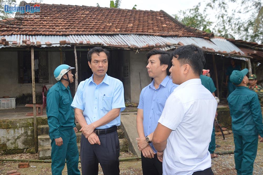 Phó Chủ tịch UBND tỉnh, đồng chí Phạm Ngọc Dũng chỉ đạo công tác ứng phó bão số 9 tại Tư Nghĩa
