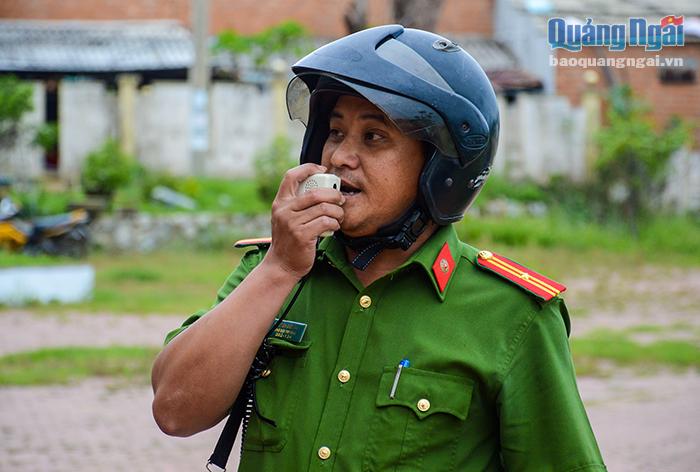 Thiếu tá Nguyễn Đức Anh- Trưởng công xã Bình Hải Nguyễn Đức Anh tuyên truyền cho người dân nâng cao ý thức bảo vệ tài sản khi đi trú bão.