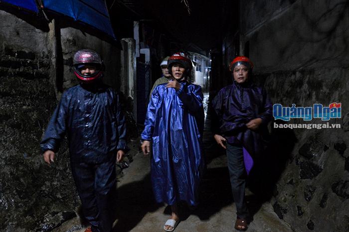 Lực lượng chức năng huyện Bình Sơn thầm lặng đi tuần tra trong đêm mưa bão.