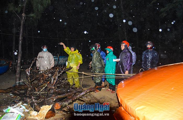 Chính quyền xã Bình Hải thầm lặng trong đêm mưa bão, đến các hồ tôm để bảo vệ tài sản của nhân dân.