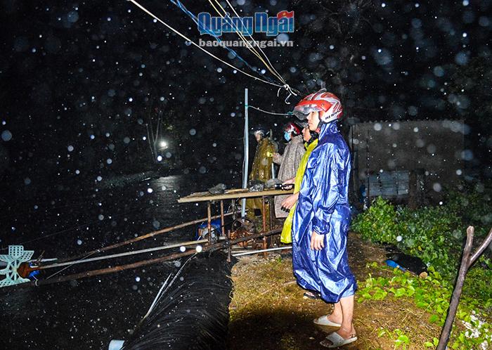 Chính quyền xã Bình Hải thầm lặng trong đêm mưa bão, đến các hồ tôm để bảo vệ tài sản của nhân dân.