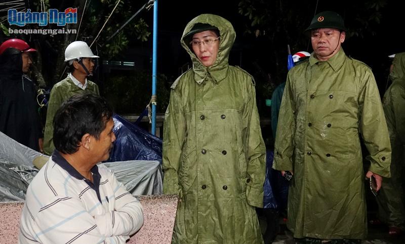 Bí thư Tỉnh ủy Bùi Thị Quỳnh Vân cùng các thành viên trong đoàn công tác của tỉnh đến từng nhà, vận động các hộ dân di dời đến nơi tránh trú bão an toàn