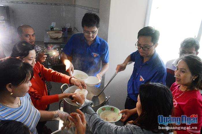 Các đoàn viên thanh niên Ban quản lý Khu kinh tế Dung Quất và các Khu công nghiệp tỉnh Quảng Ngãi múc cháo gà, phục vụ bữa ăn cho người dân tại nơi tránh trú bão.