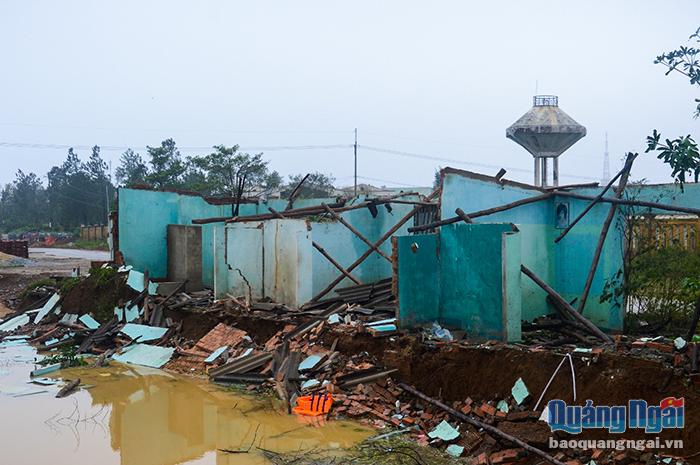 Một nhà dân ở xã Bình Hải, huyện Bình Sơn bị sập hoàn toàn.