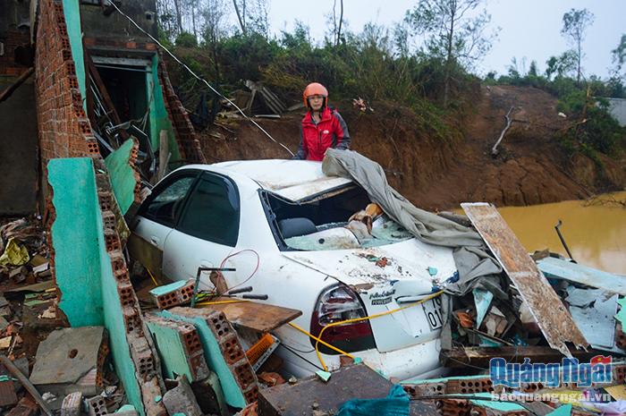 Anh Võ Hồng Thanh thôn Vạn Tường, xã Bình Hải (Bình Sơn) buồn bã khi nhà anh bị bão đánh sập hoàn toàn, chiếc xe ô tô dựng trong nhà cũng bị hư hỏng vì tường nhà xập xuống.