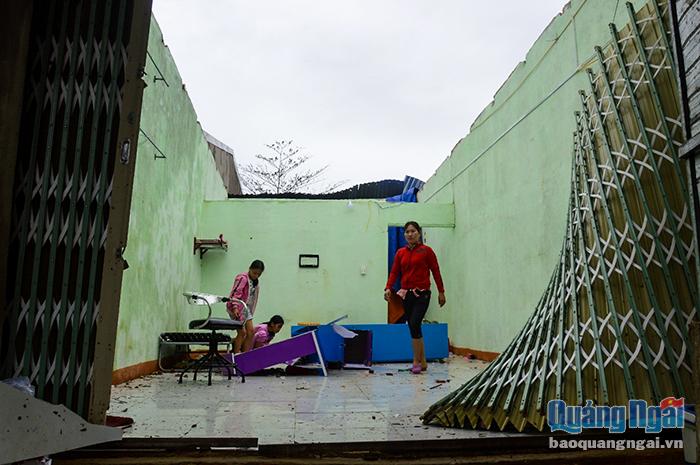 Nhà bị bão đánh bay mái, mọi vật dụng trong nhà bị hư hỏng khiến chị Trần Thị Thúy Tưởng ở xã Bình Hải không biết xoay xở ra sao trong những ngày sau bão.