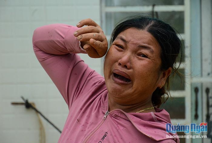 Bà Phạm Thị Mây ở thôn Thanh Thủy, xã Bình Hải chua xót khi chứng kiến cảnh nhà mình bị bão đánh bay mái, gây thiệt hại nặng.