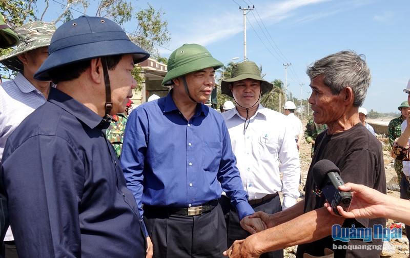 Bộ trưởng Bộ NN& PTNT Nguyễn Xuân Cường cùng các đồng chí lãnh đạo tỉnh đến kiểm tra và thăm hỏi người dân vùng bị ảnh hưởng do bão số 9
