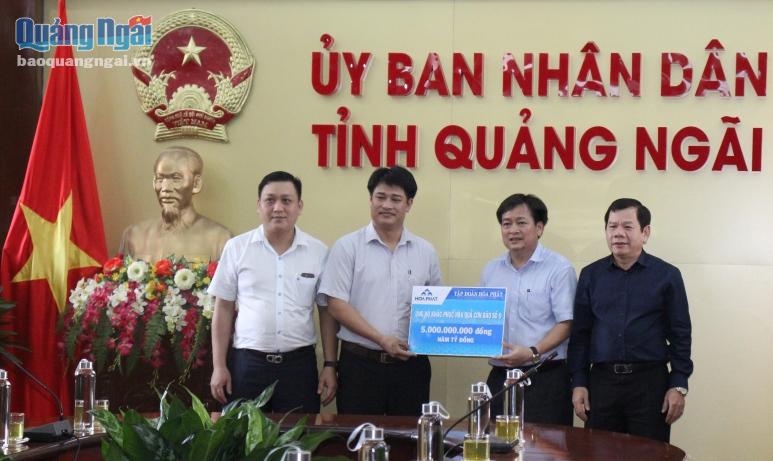 Tập đoàn Hòa Phát trao tiền hỗ trợ cho Quảng Ngãi.