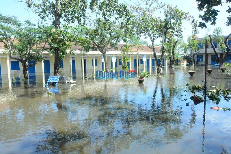 Trường TH Nghĩa Điền còn ngập trong nước lũ.