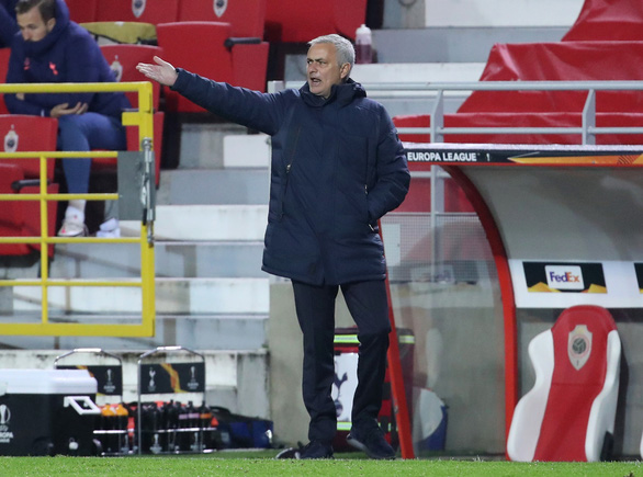 HLV Jose Mourinho đã thay cùng lúc 4 cầu thủ ở đầu hiệp hai nhưng Tottenham vẫn thất bại - Ảnh: Reuters